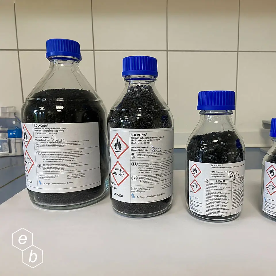 SOLVONA® in Laborglasflaschen zur Trocknung von Lösungsmitteln
