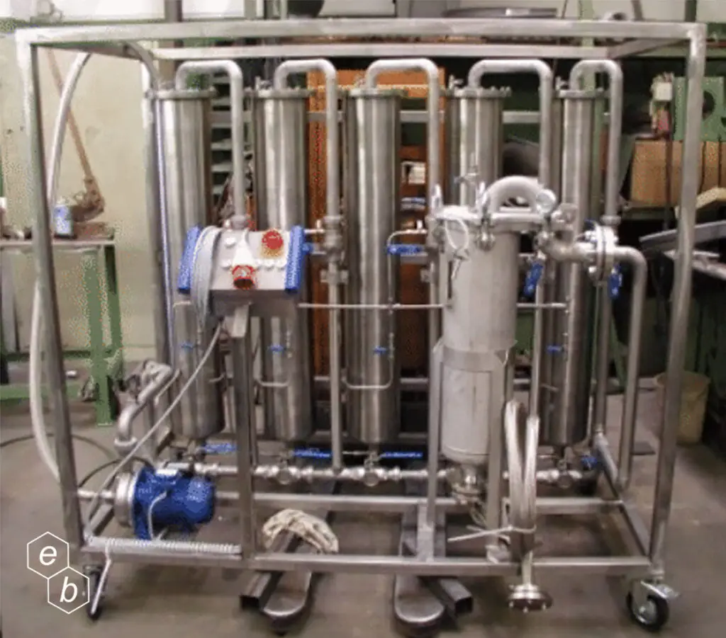 SOLVONA® in Laborglasflaschen zur Trocknung von Lösungsmitteln
